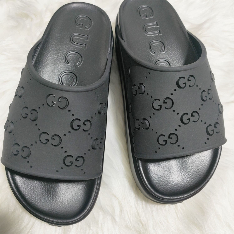 G*u*i slippers